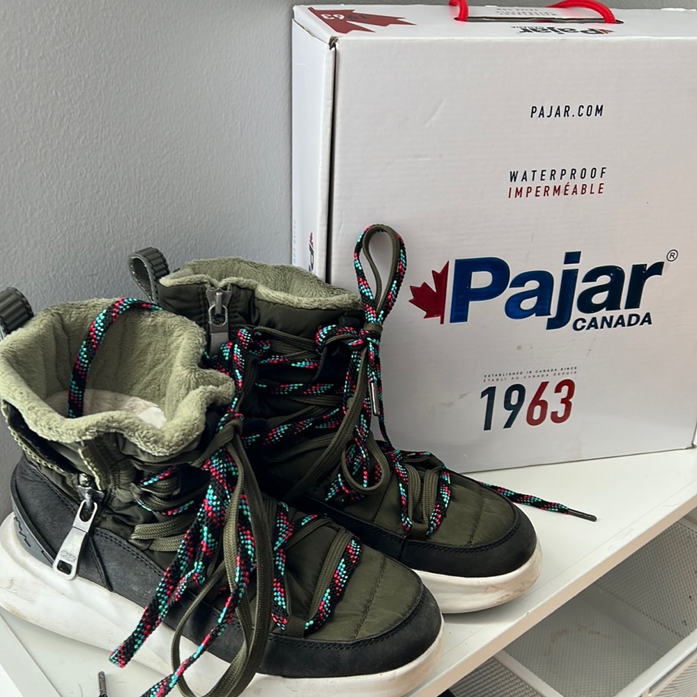 Women’s Pajar Canada Winter Boots size 39 / 8 Great condition. Two sets laces.